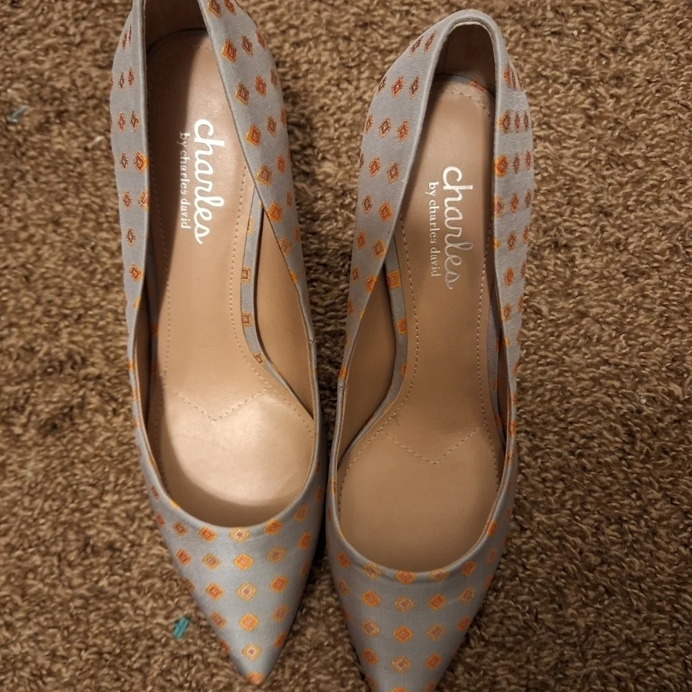 Charles David Gray Pointed-Toe Heels with Gold Diamond Pattern